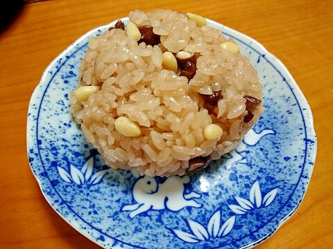 松の実入り赤飯にぎり